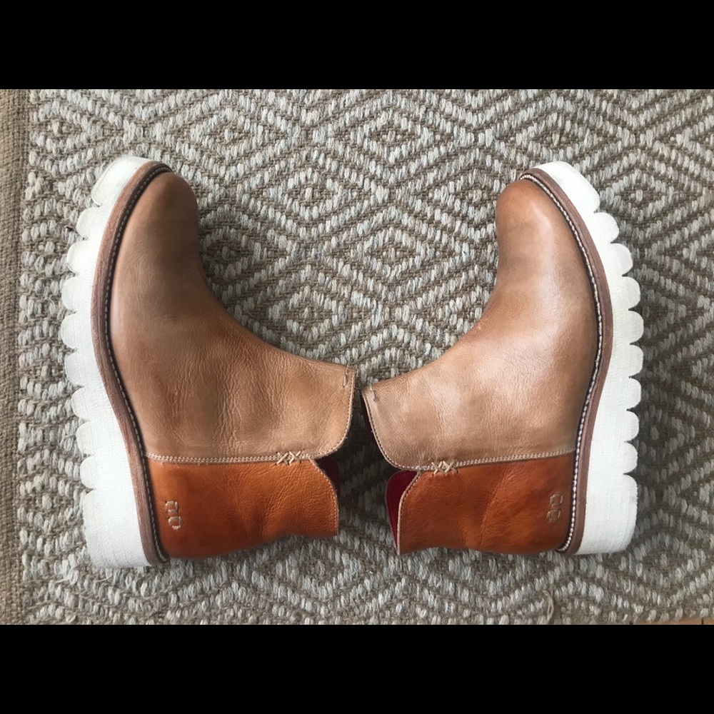 Bed/Stu Lydyi Two-tone Tan Rustic. Size 9. Like new - worn twice.